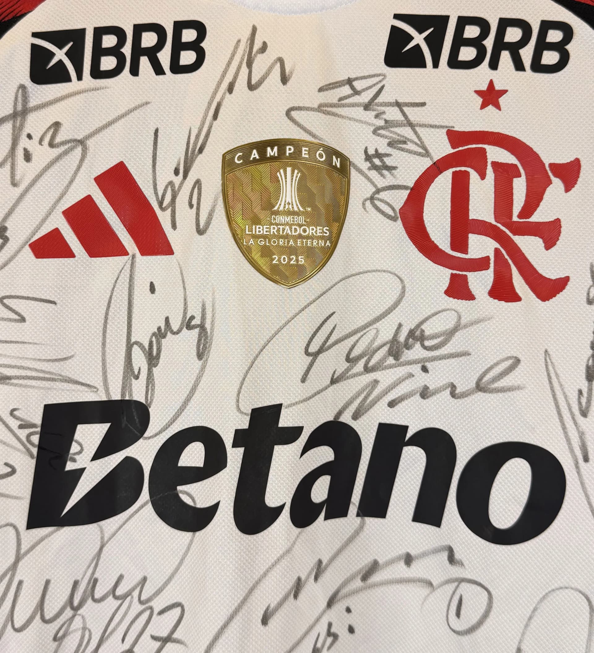 announcements/be425f31-6b35-4f04-9e1a-f6dd25882c12/1786542716379-camisa-flamengo-2026-paqueta-autografada-elenco-3.webp