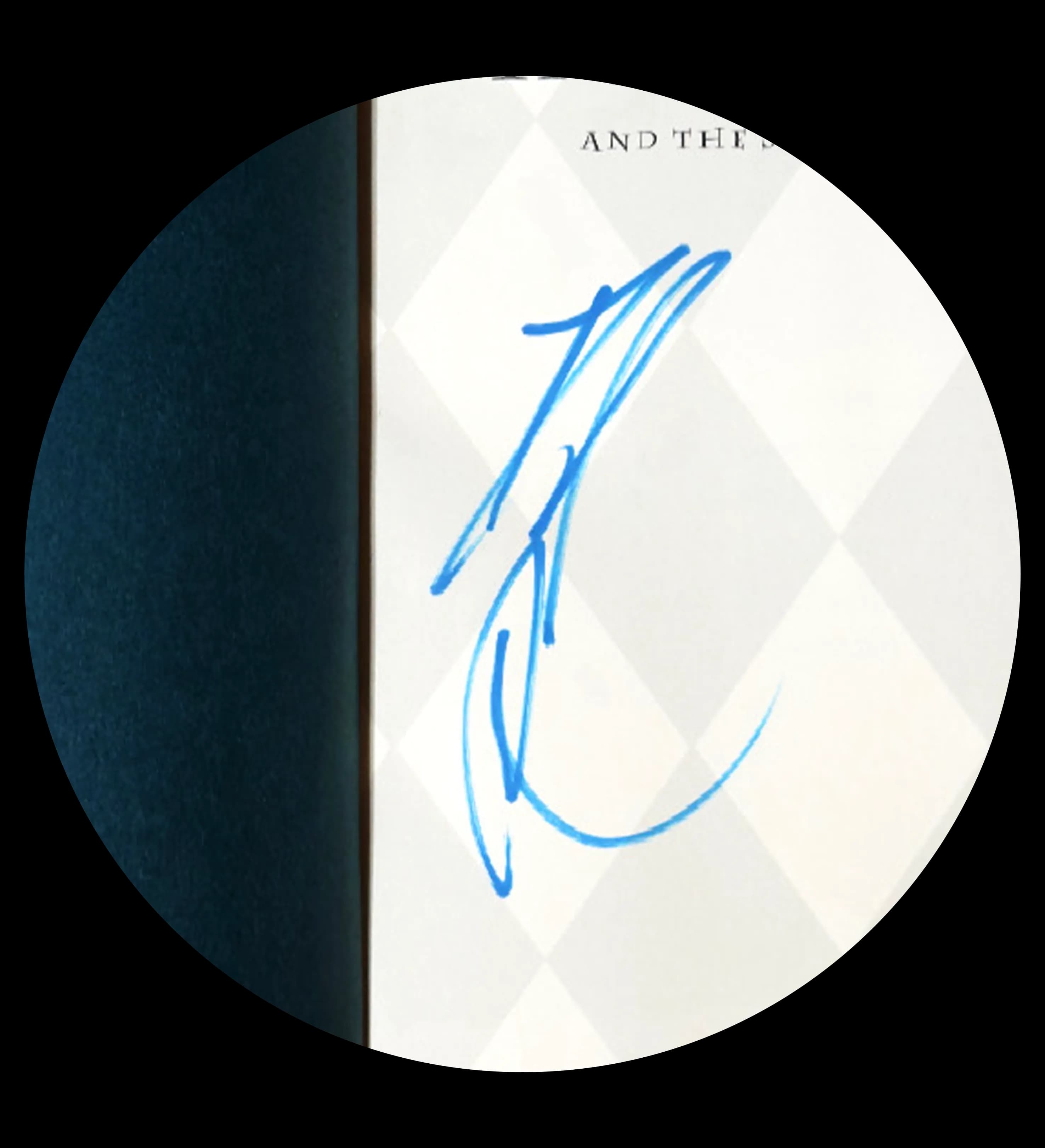 announcements/c0b967dc-63bf-4c20-8e08-5d021e716f79/1785118015011-Livro-Harry-Potter-and-the-Sorcerer’s-Stone---Autografado-por-Daniel-Radcliffe---Certificação-Internacional-assinatura.webp