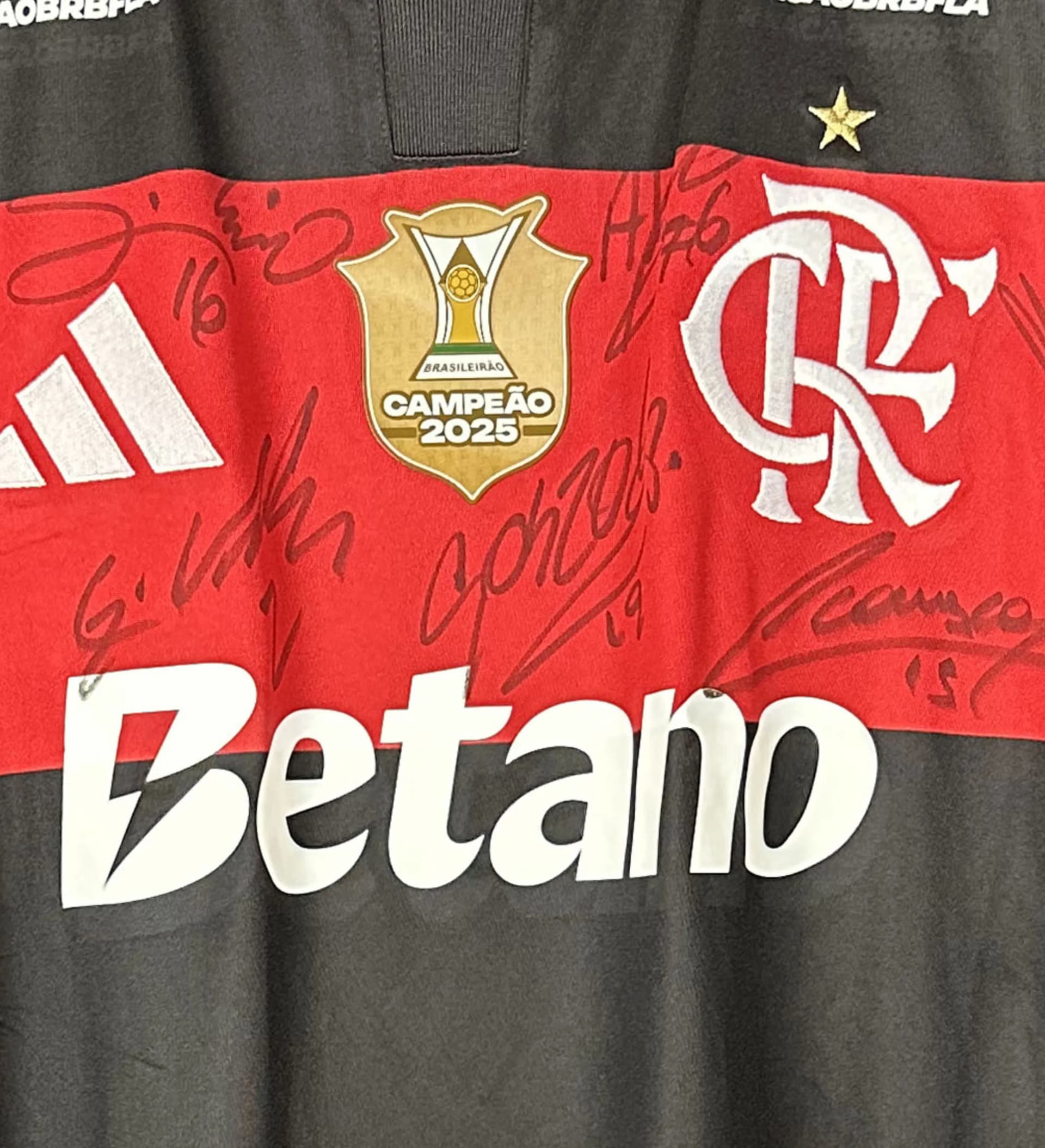 announcements/c32f7b81-a060-401a-a401-01f6215ee562/1786129852571-camisa-flamengo-bruno-henrique-27-autografada-elenco-3.webp