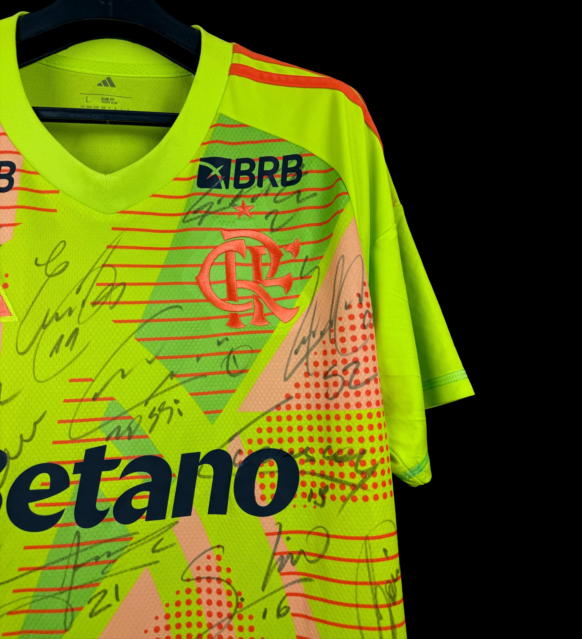 announcements/cc412e8e-266b-4db7-b824-bf7d8d93503f/1786130144873-camisa-goleiro-flamengo-detalhe.webp