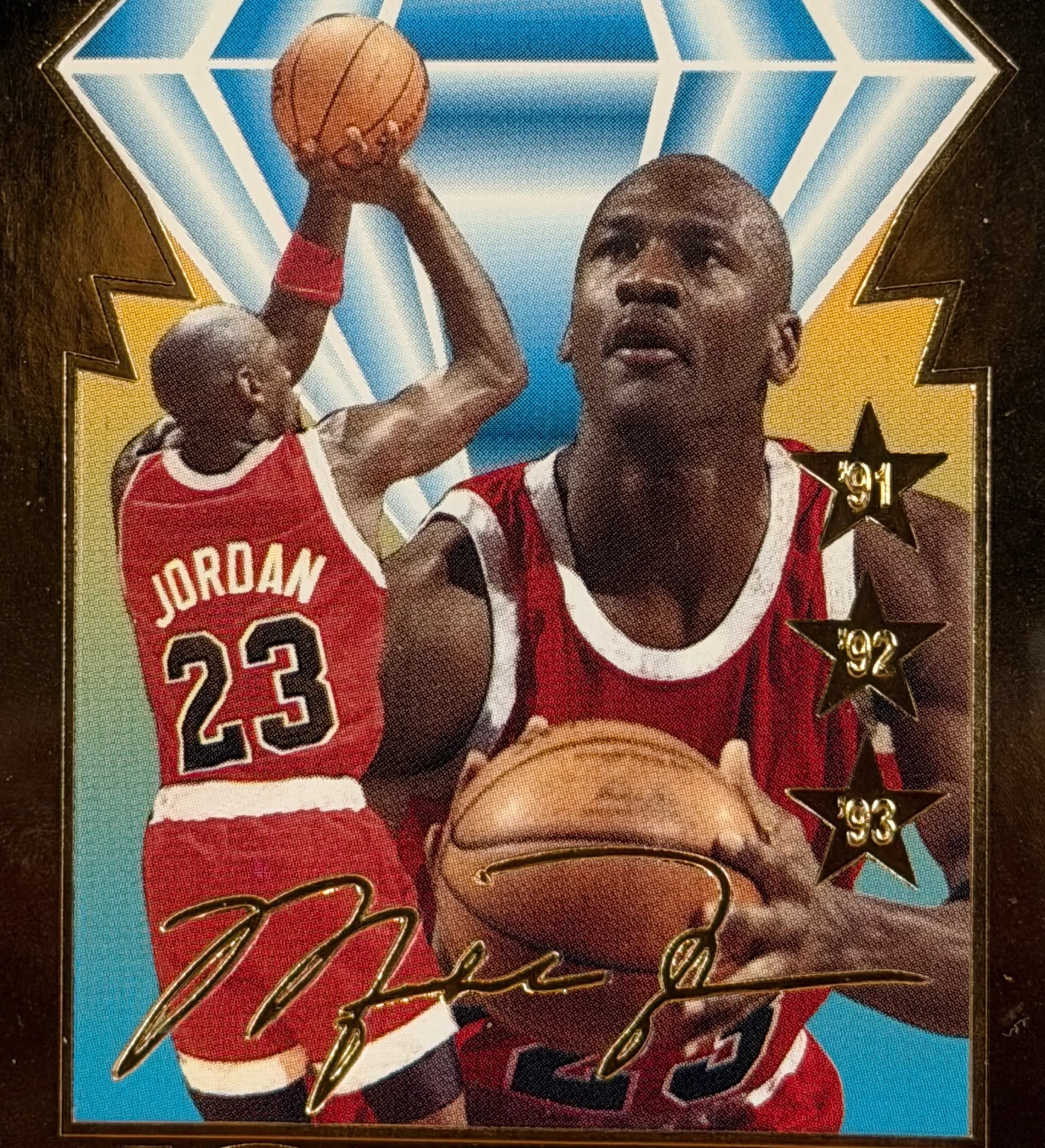 announcements/cceef129-12ca-450e-b325-c5124cc167b2/1785440014876-card-importado-michael-jordan-chicago-bulls-1995-esculpido-em-folha-de-ouro-23k-raridade-3.webp