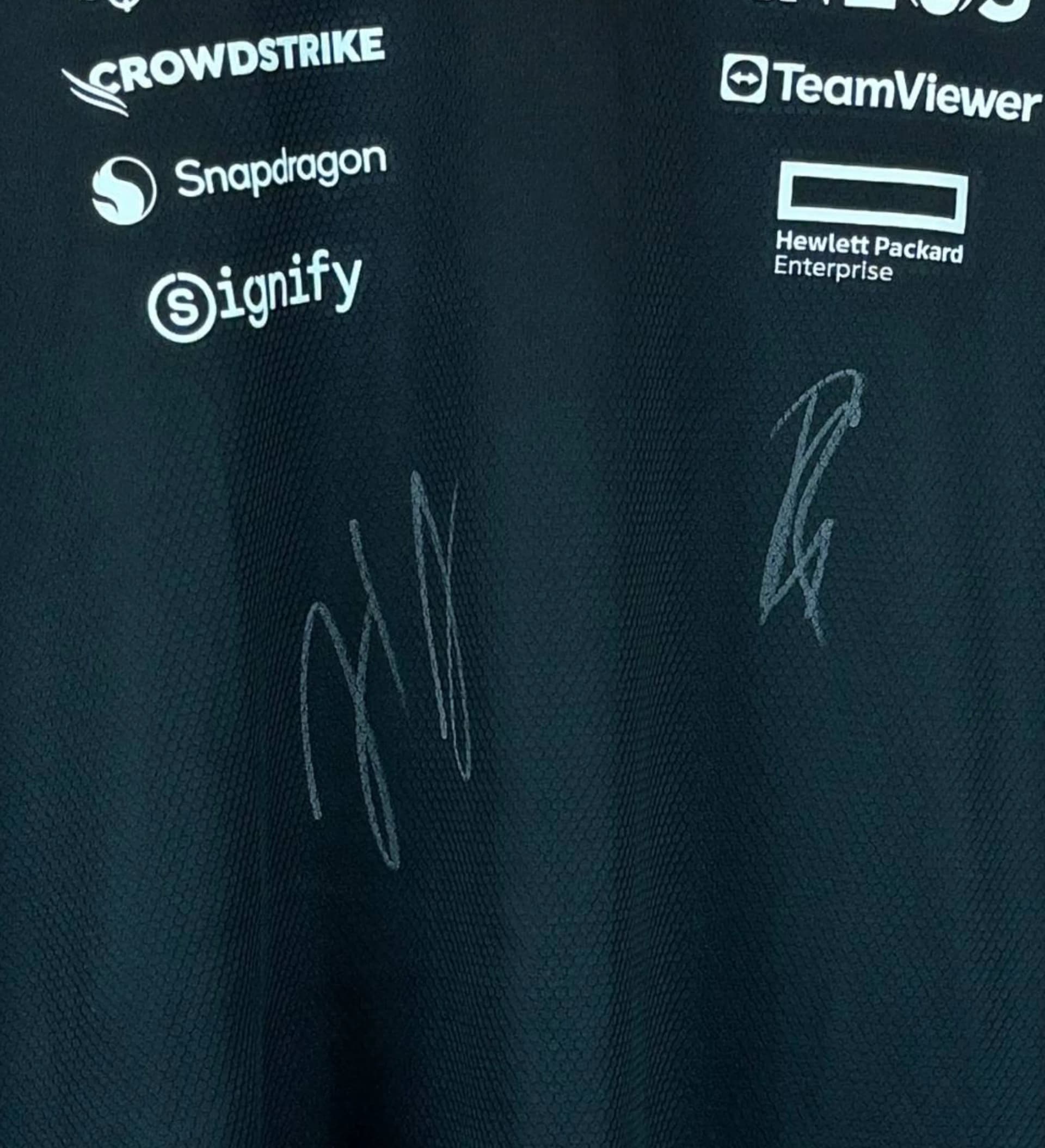 announcements/d6692152-89d0-4bf8-8086-db714093d890/1786040080804-camisa-mercedes-amg-george-russel-e-kim-antonelli-autografada-pelos-pilotos-preta-3.webp