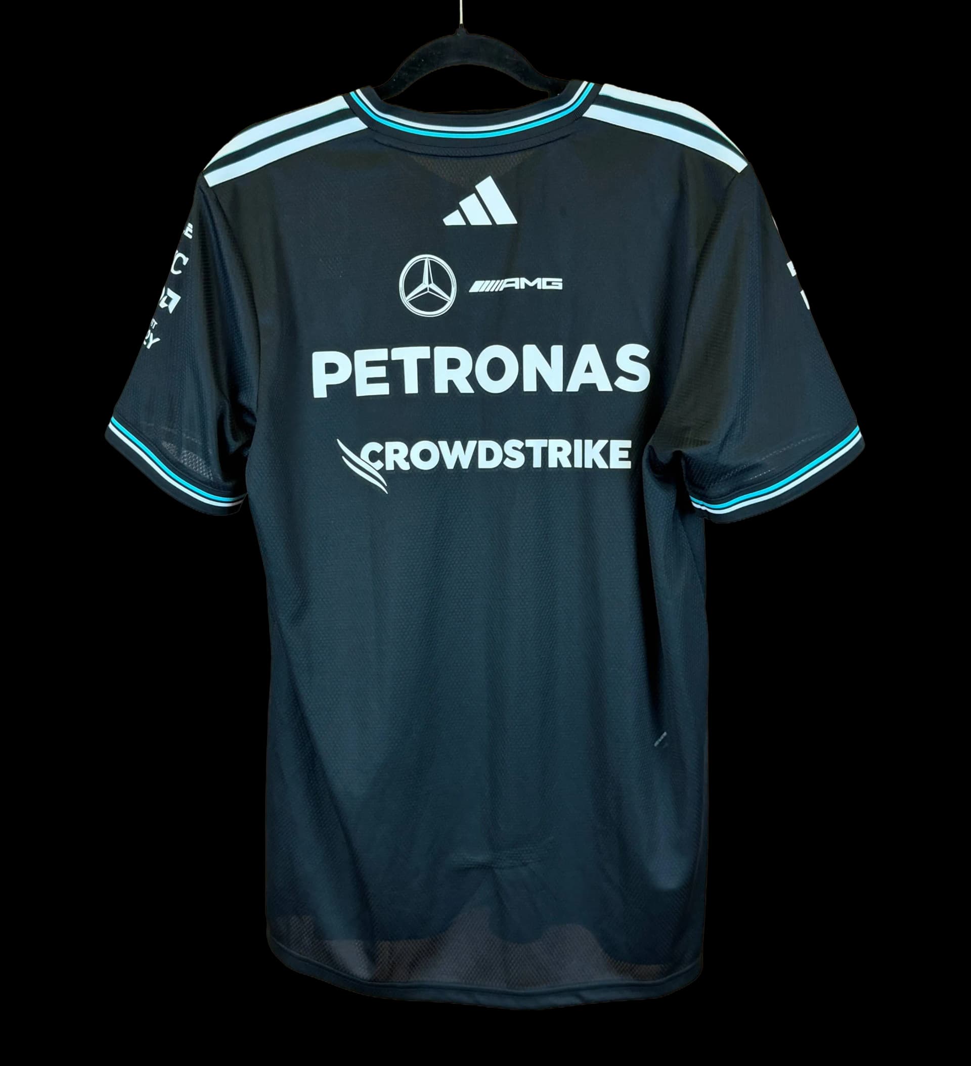 announcements/d6692152-89d0-4bf8-8086-db714093d890/1786040081252-camisa-mercedes-amg-george-russel-e-kim-antonelli-autografada-pelos-pilotos-preta-2.webp
