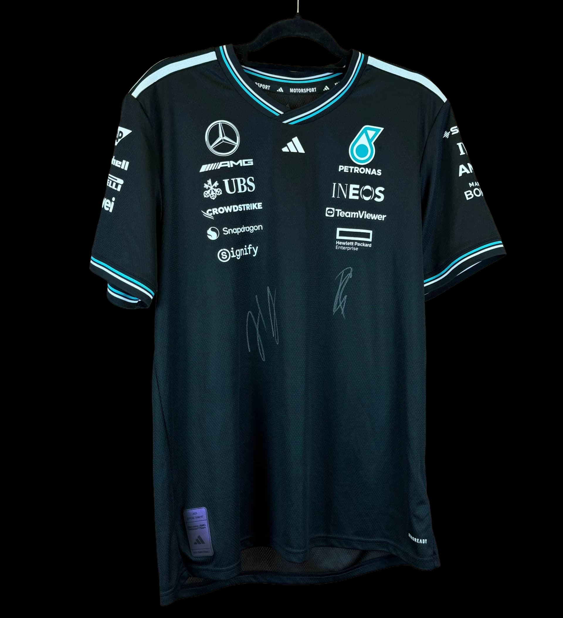 announcements/d6692152-89d0-4bf8-8086-db714093d890/1786040081507-camisa-mercedes-amg-george-russel-e-kim-antonelli-autografada-pelos-pilotos-preta-1.webp