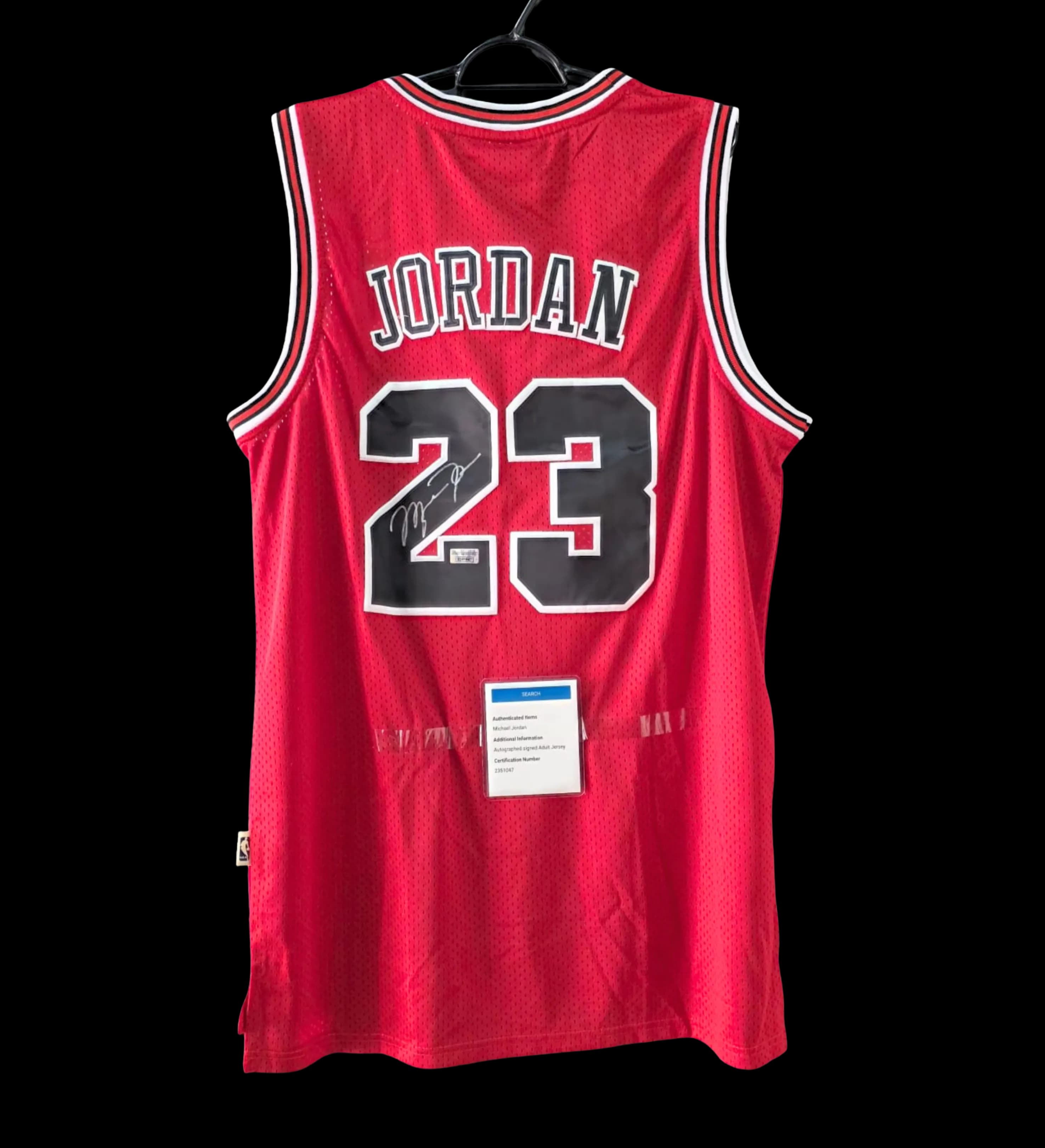 announcements/dc588cf0-4b64-4c48-bf16-93d47d4e91d6/1785425075950-camisa-chicago-bulls-jordan-autografada-2.webp