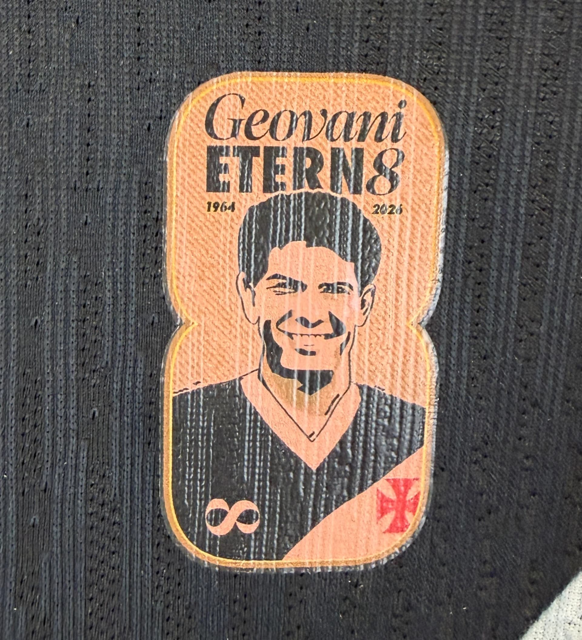 Camiseta del Club de Regatas Vasco da Gama – Thiago Mendes #23 – Vasco vs. Bragantino – Brasileirão 2026 – Parche "Geovani Eterno" – Utilizada en Partido — imagem 4 de 5
