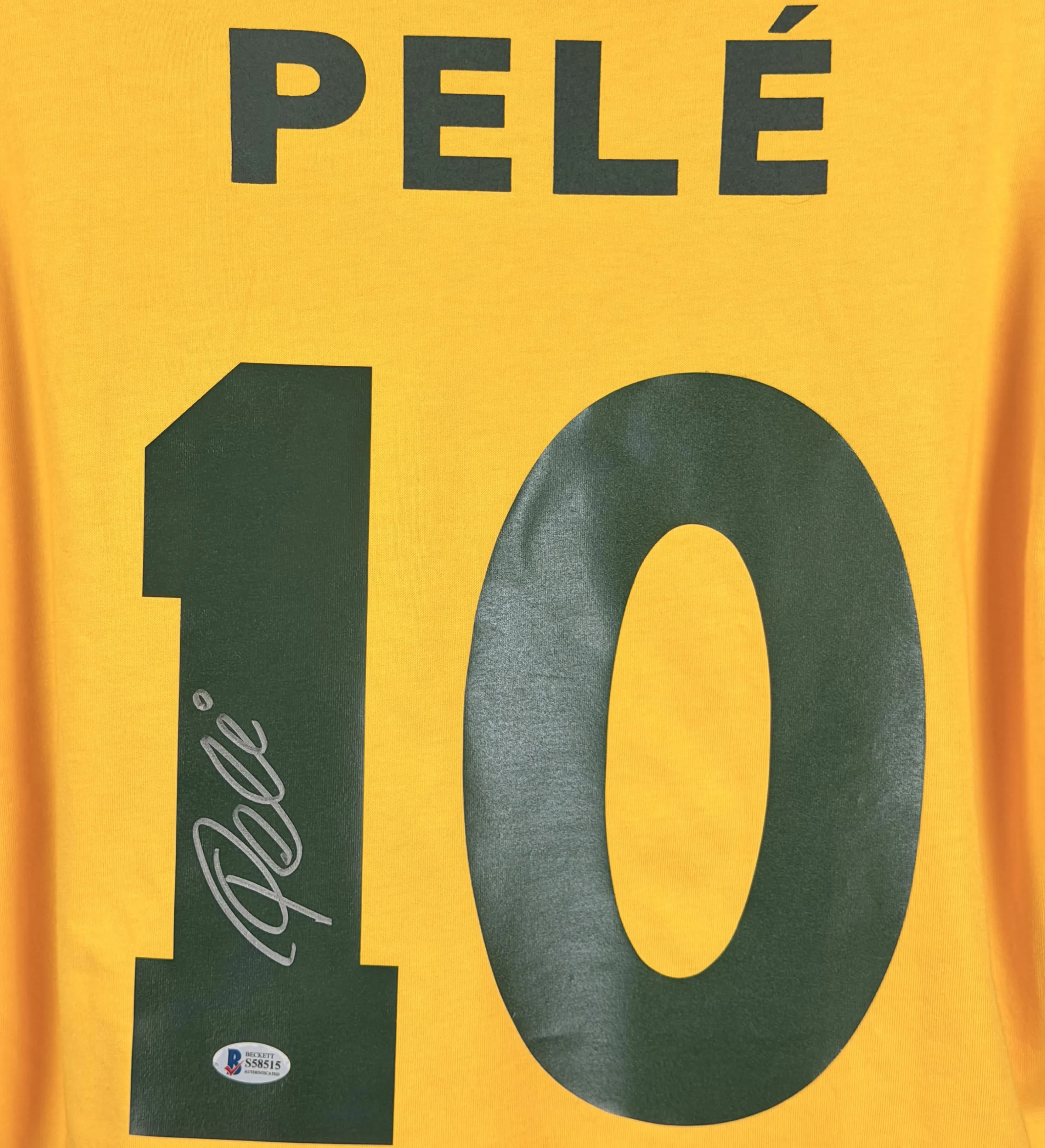 announcements/ed98c8ff-31cb-4022-a174-2cfdaf177c1e/1785365120608-Camisa-Brasil-Pele-10-Copa-1970-Autografada-Detalhe.webp