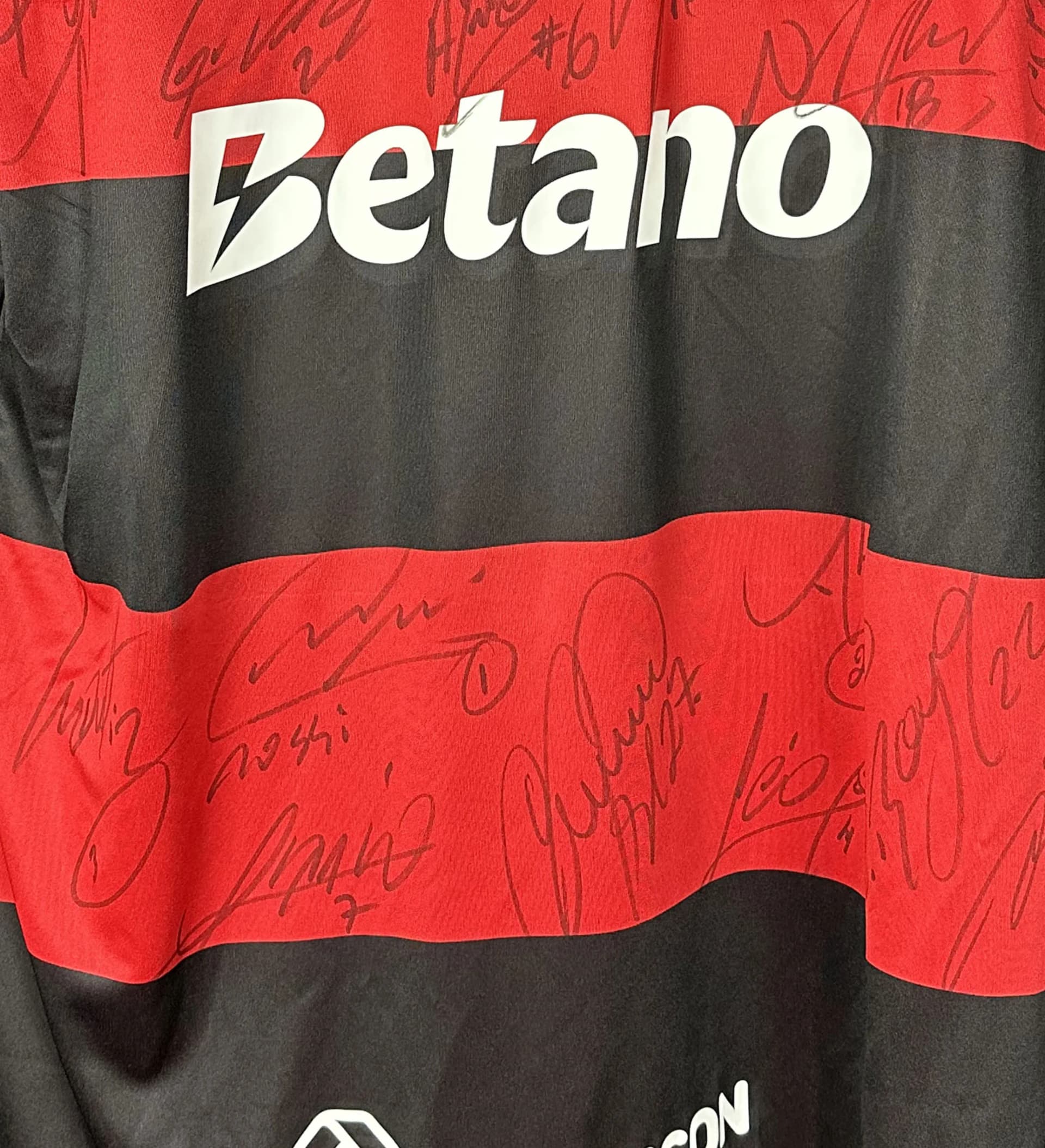 announcements/f4bc4a0a-adf4-4022-b76b-64a37dc28123/1786130358329-camisa-flamengo-pedro-autografada-9-3.webp